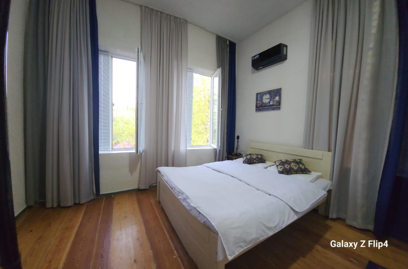 Iveri House Kutaisi Exteriör bild